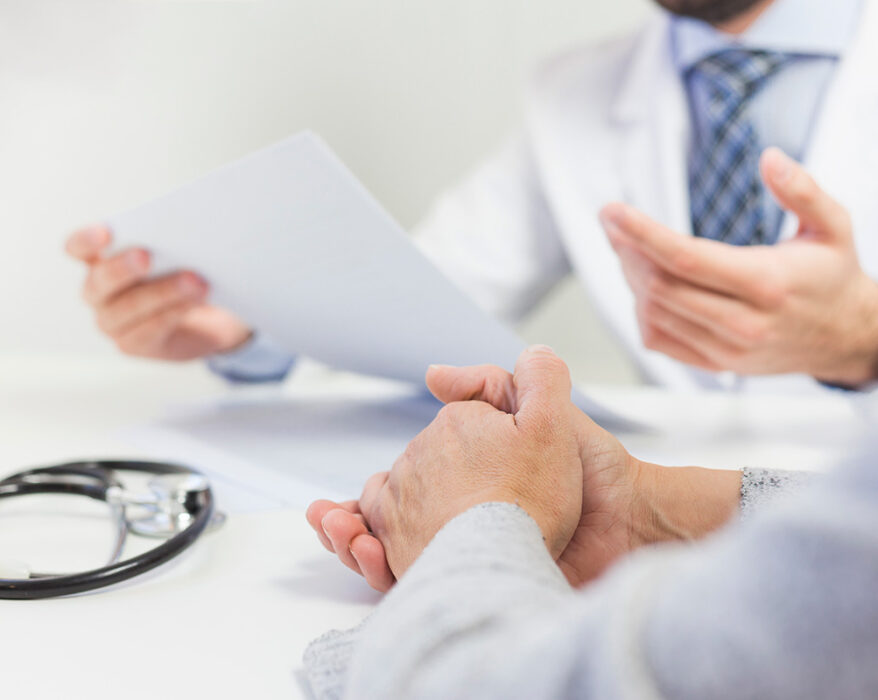 Doctor hablando a su paciente