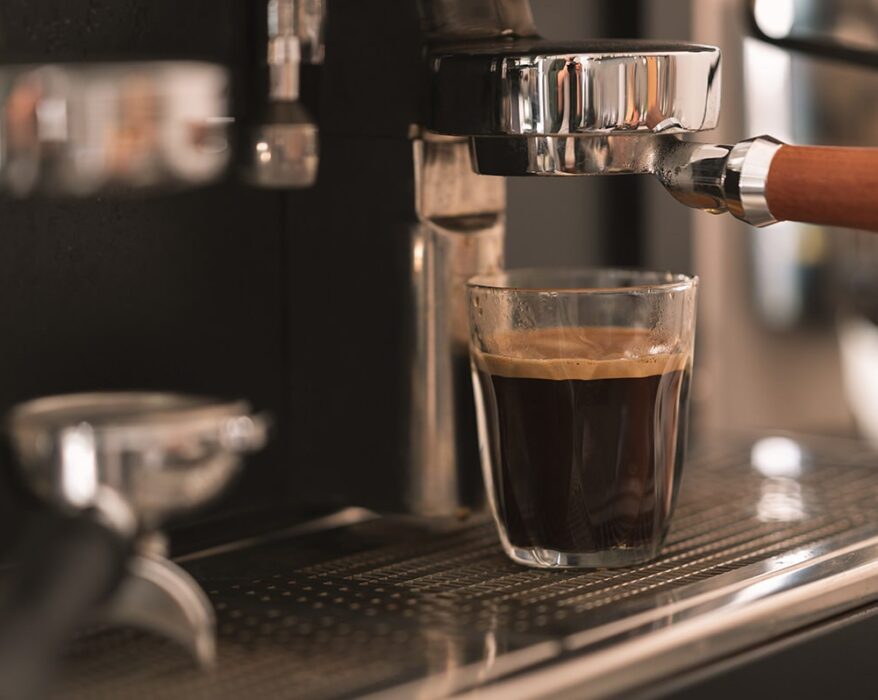 Máquina de café sirviendo café en una taza