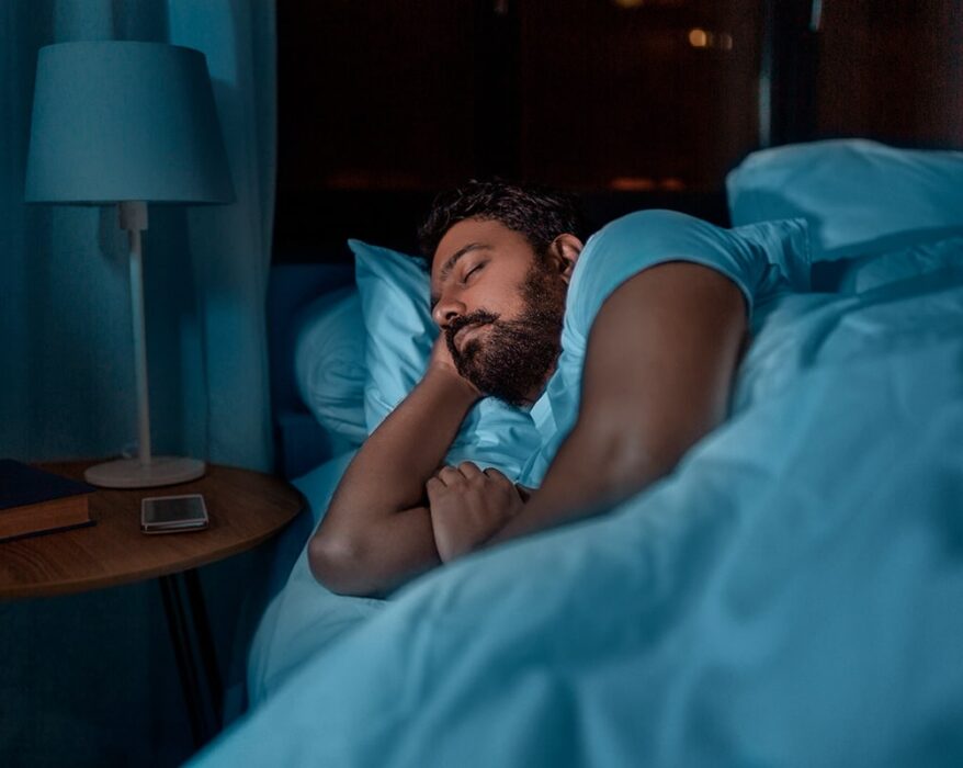 Hombre durmiendo en su cama