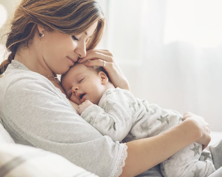 Madre cargando amorosamente a su bebé