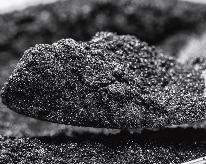 Grafito en polvo sobre una cuchara