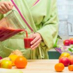 Mujer haciendo jugos con Frutas y Verduras