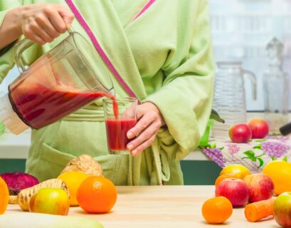 Mujer haciendo jugos con Frutas y Verduras