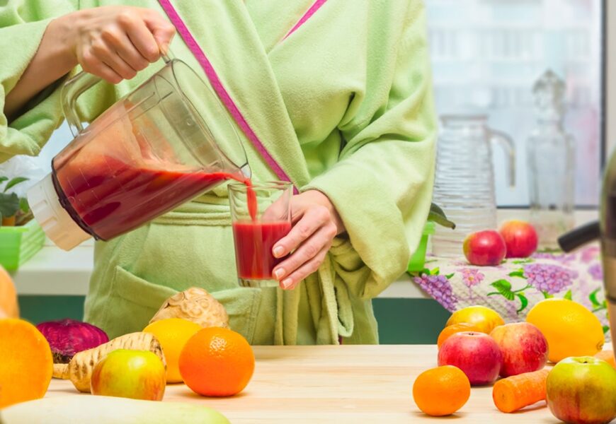 Mujer haciendo jugos con Frutas y Verduras