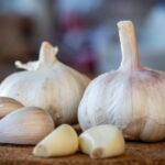 Foto de ajos sobre una mesa de madera