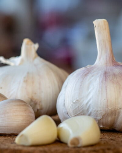 Foto de ajos sobre una mesa de madera