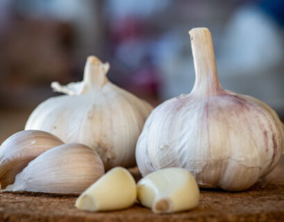 Foto de ajos sobre una mesa de madera
