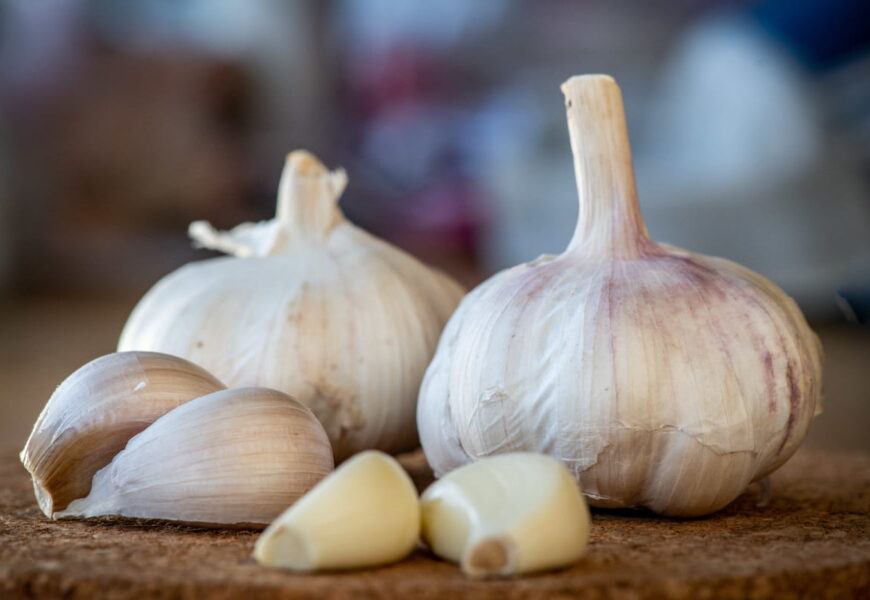 Foto de ajos sobre una mesa de madera